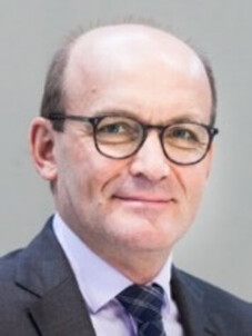 Porträt von Vladimir Dyakonov mit Brille und Anzug, nach rechts blickend.